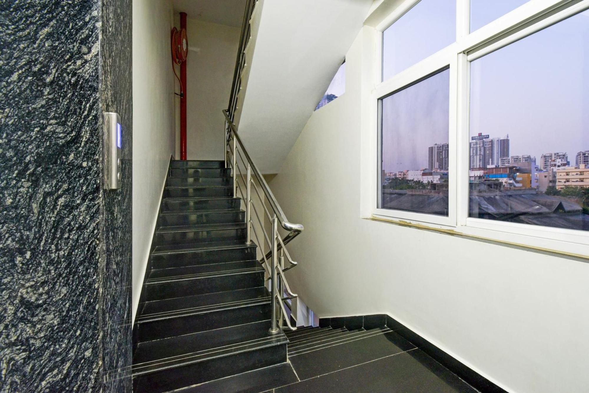 Super Townhouse Unnam Hotels Backside Of Tabala Rasa Pub, Financial District 하이데라바드 외부 사진